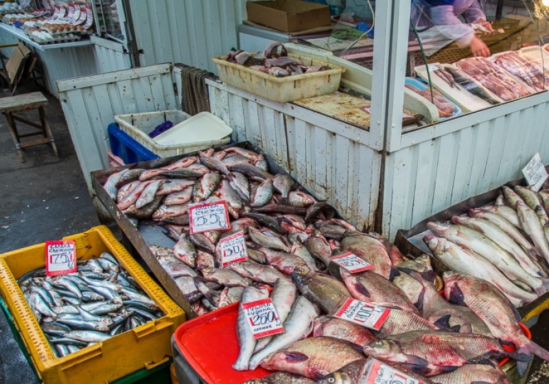 Купить рыбу в пензе. Торговля рыбой. Рыба на Сенном рынке. Свежая рыба на рынке. Сенной рыбный рынок.